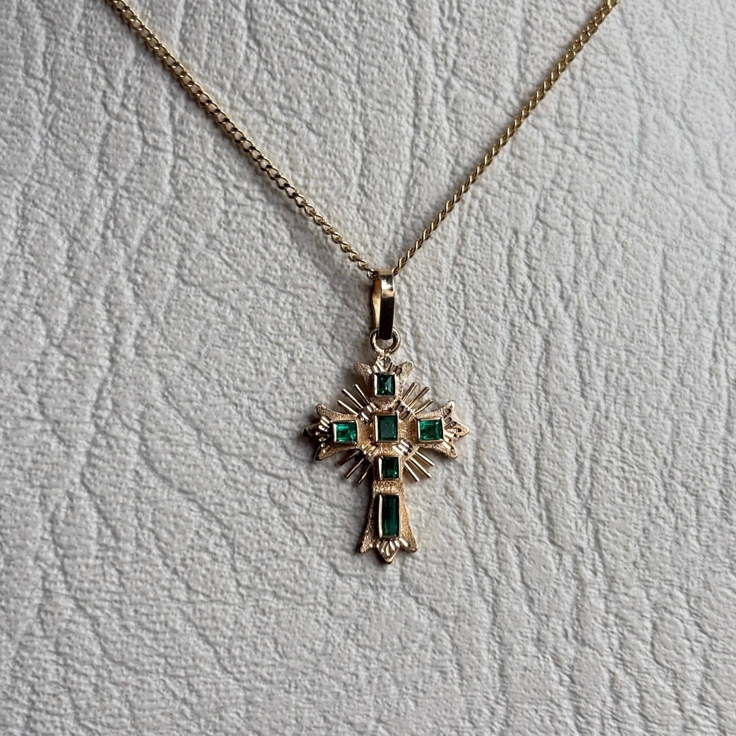 Cadena Cubana - Dije Cruz Esmeraldas - Oro 18K